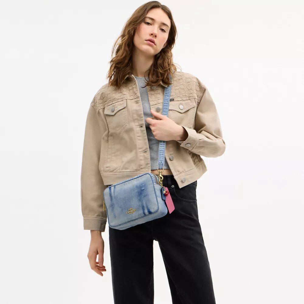 Bolso bandolera Carey en denim desgastado con Charms