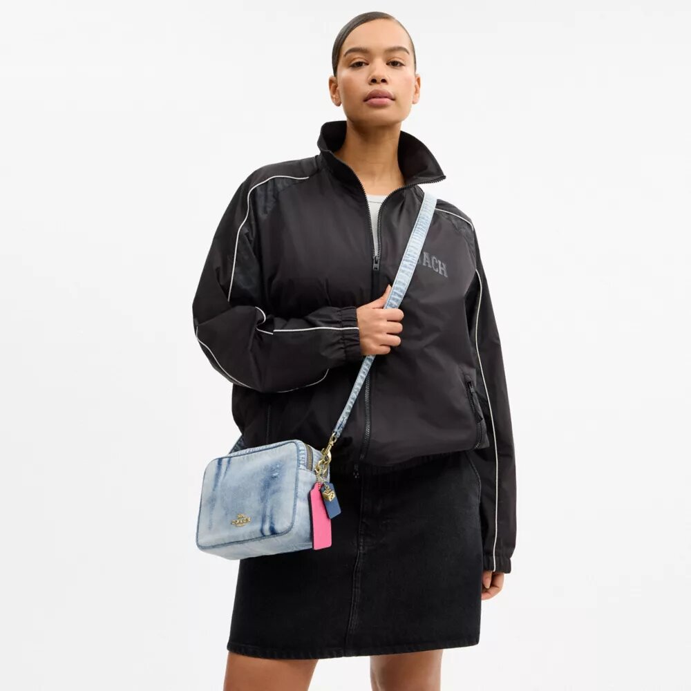 Bolso bandolera Carey en denim desgastado con Charms