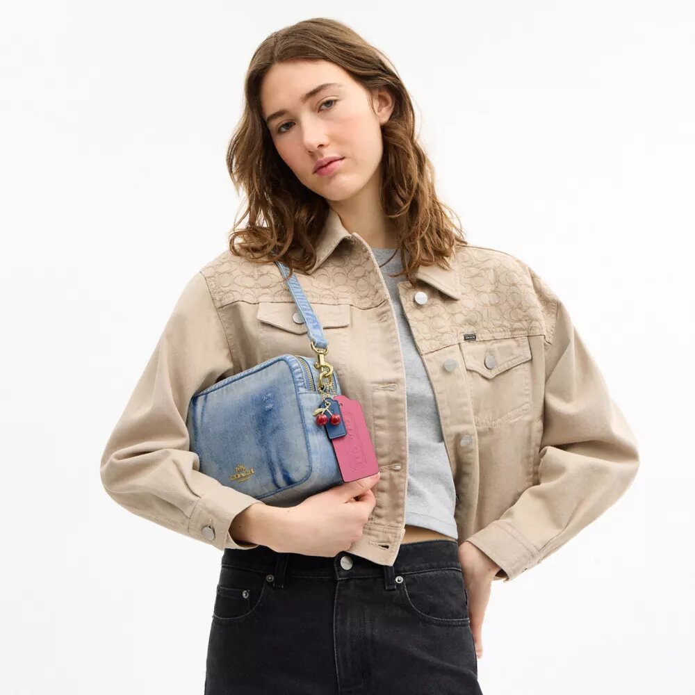 Bolso bandolera Carey en denim desgastado con Charms