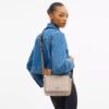 Bolso bandolera Carey en Signature Canvas