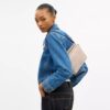 Bolso bandolera Carey en Signature Canvas