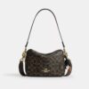Bolso bandolera Carey en Signature Canvas con Charms