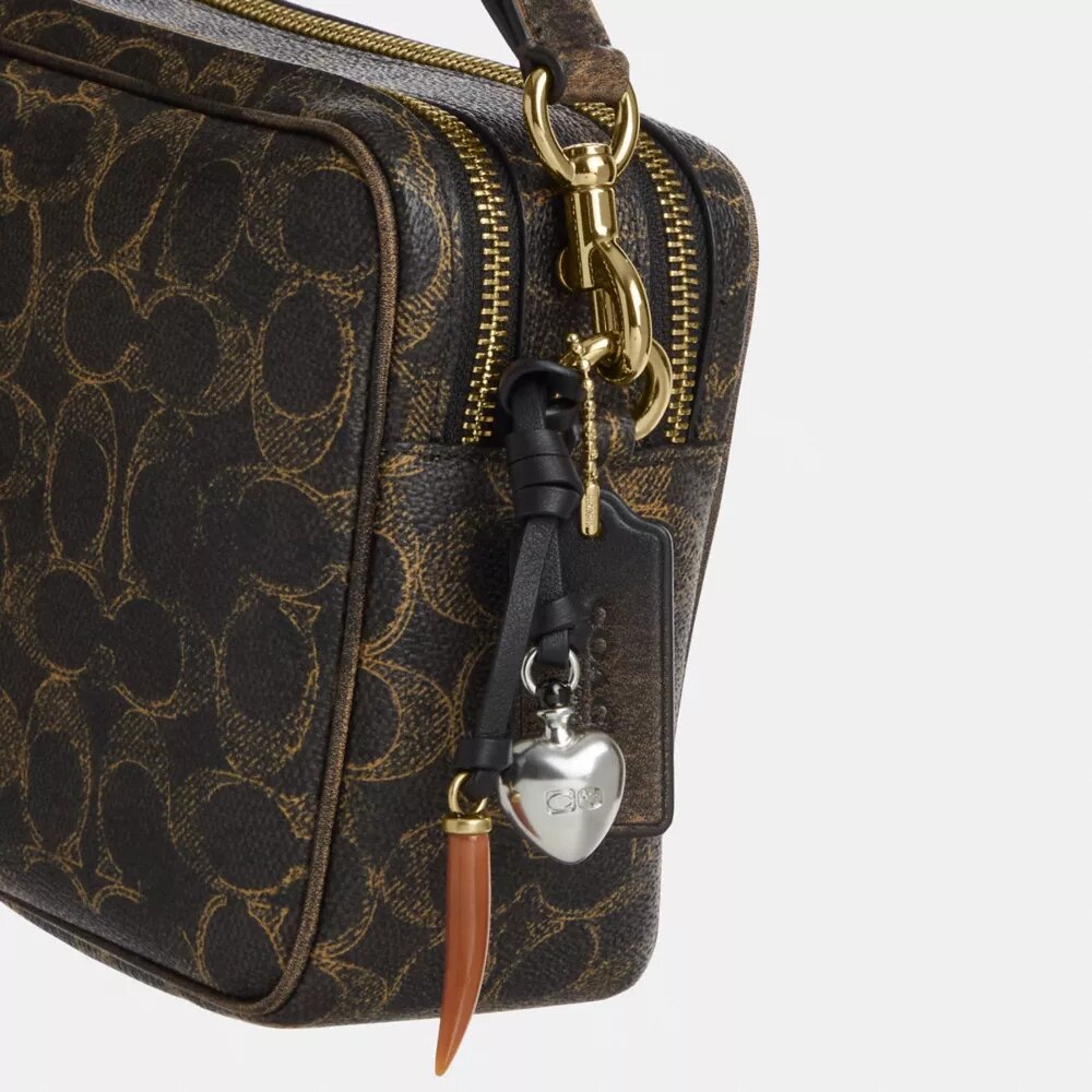 Bolso bandolera Carey en Signature Canvas con Charms