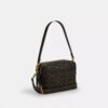 Bolso bandolera Carey en Signature Canvas con Charms