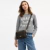 Bolso bandolera Carey en Signature Canvas con Charms