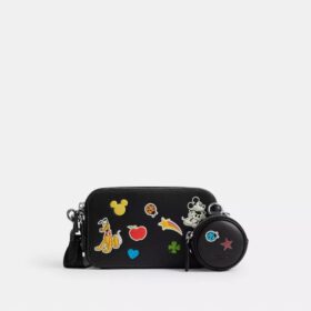 Bolso bandolera Charter Slim de Disney X Coach con estampado de pegatinas