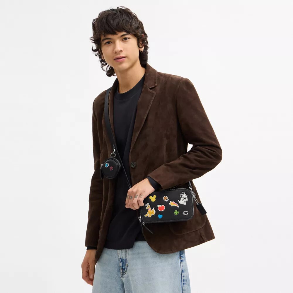 Bolso bandolera Charter Slim de Disney X Coach con estampado de pegatinas