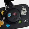Bolso bandolera Charter Slim de Disney X Coach con estampado de pegatinas