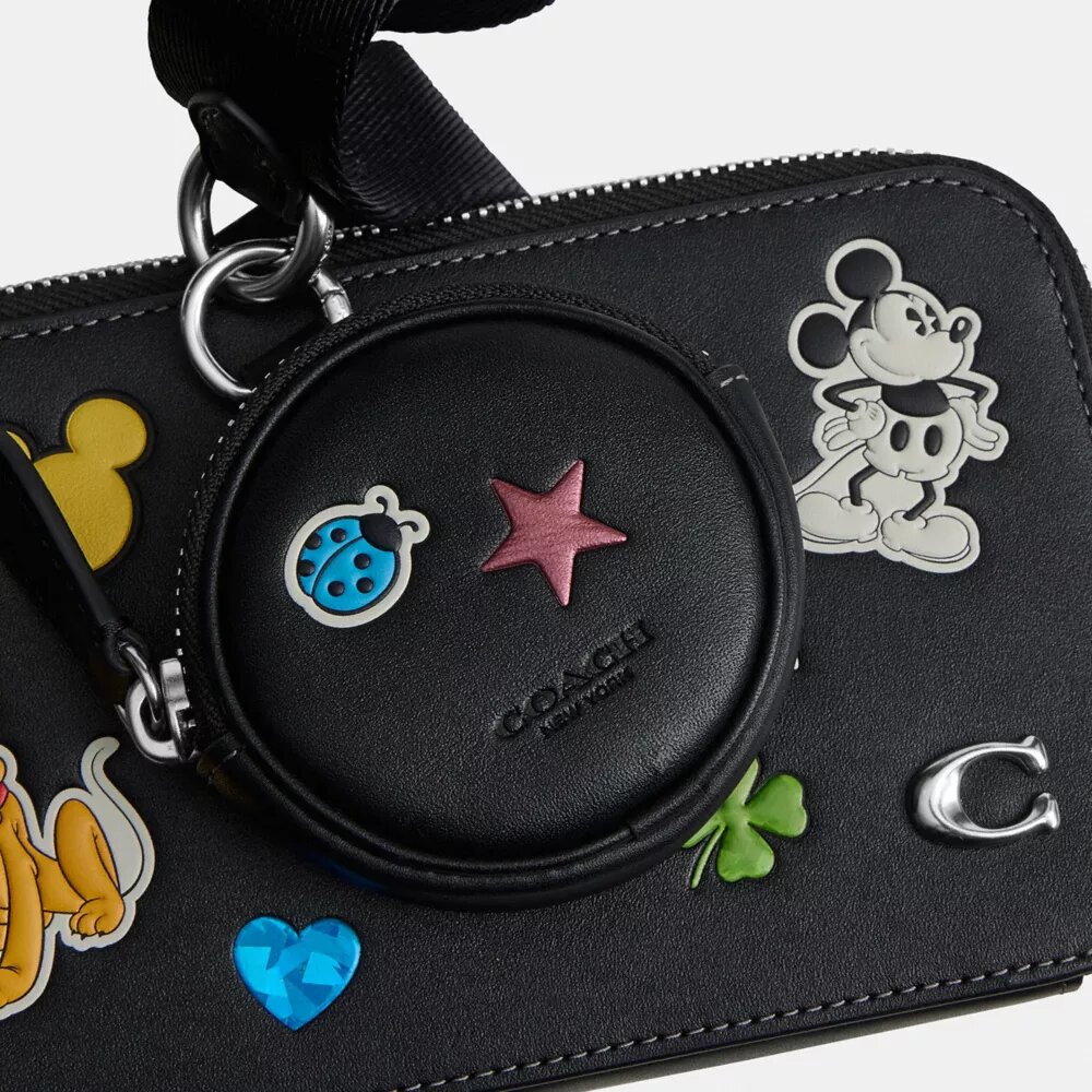 Bolso bandolera Charter Slim de Disney X Coach con estampado de pegatinas