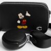 Bolso bandolera Charter Slim de Disney X Coach con Mickey Mouse