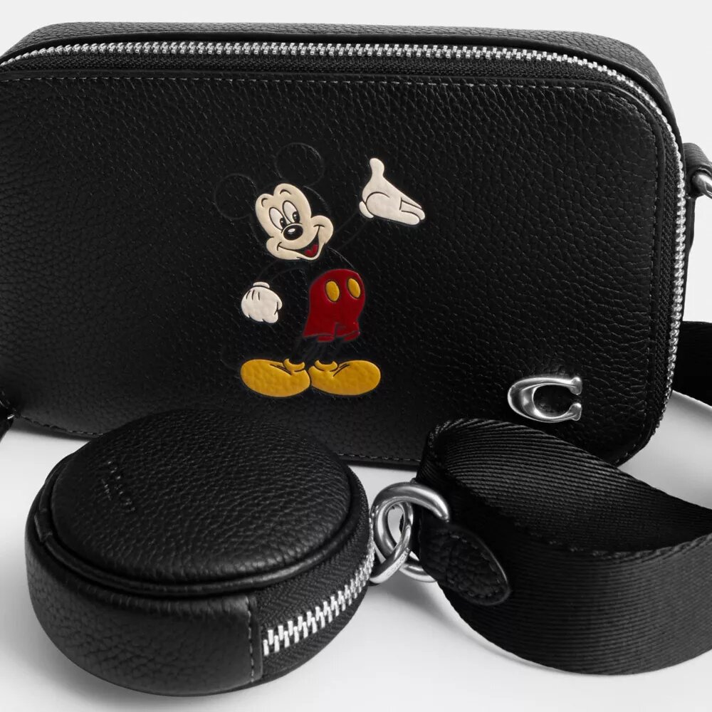 Bolso bandolera Charter Slim de Disney X Coach con Mickey Mouse