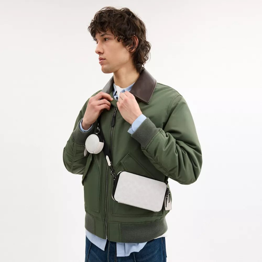Bolso bandolera Charter Slim en Signature Canvas