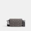 Bolso bandolera con solapa en Signature Canvas
