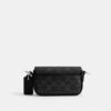 Bolso bandolera con solapa en Signature Canvas