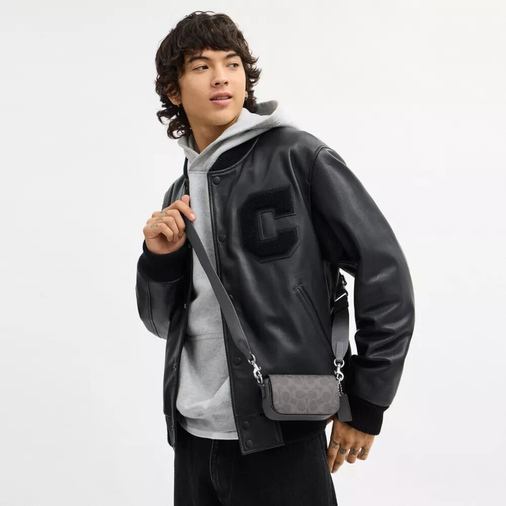 Bolso bandolera con solapa en Signature Canvas