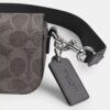 Bolso bandolera con solapa en Signature Canvas