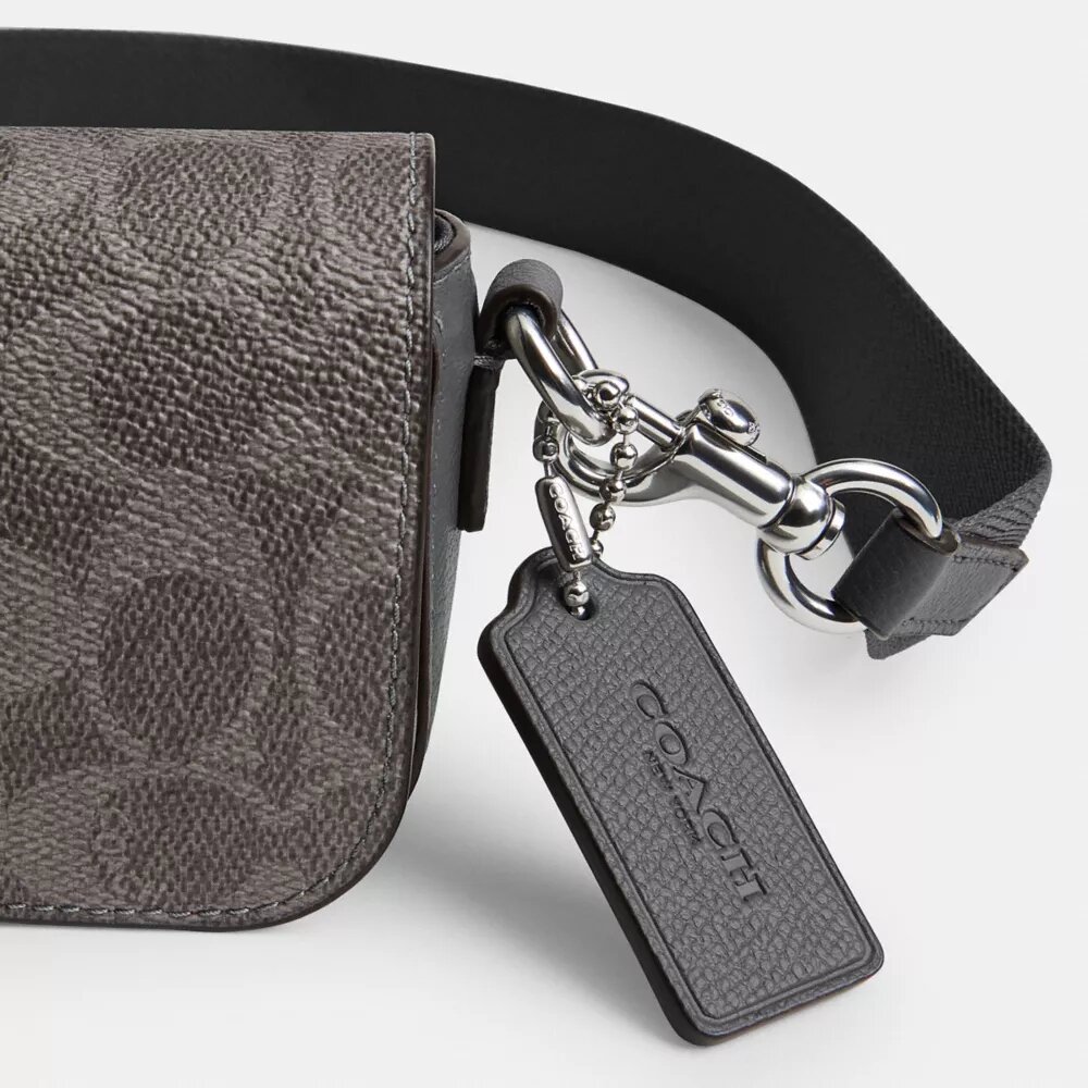 Bolso bandolera con solapa en Signature Canvas