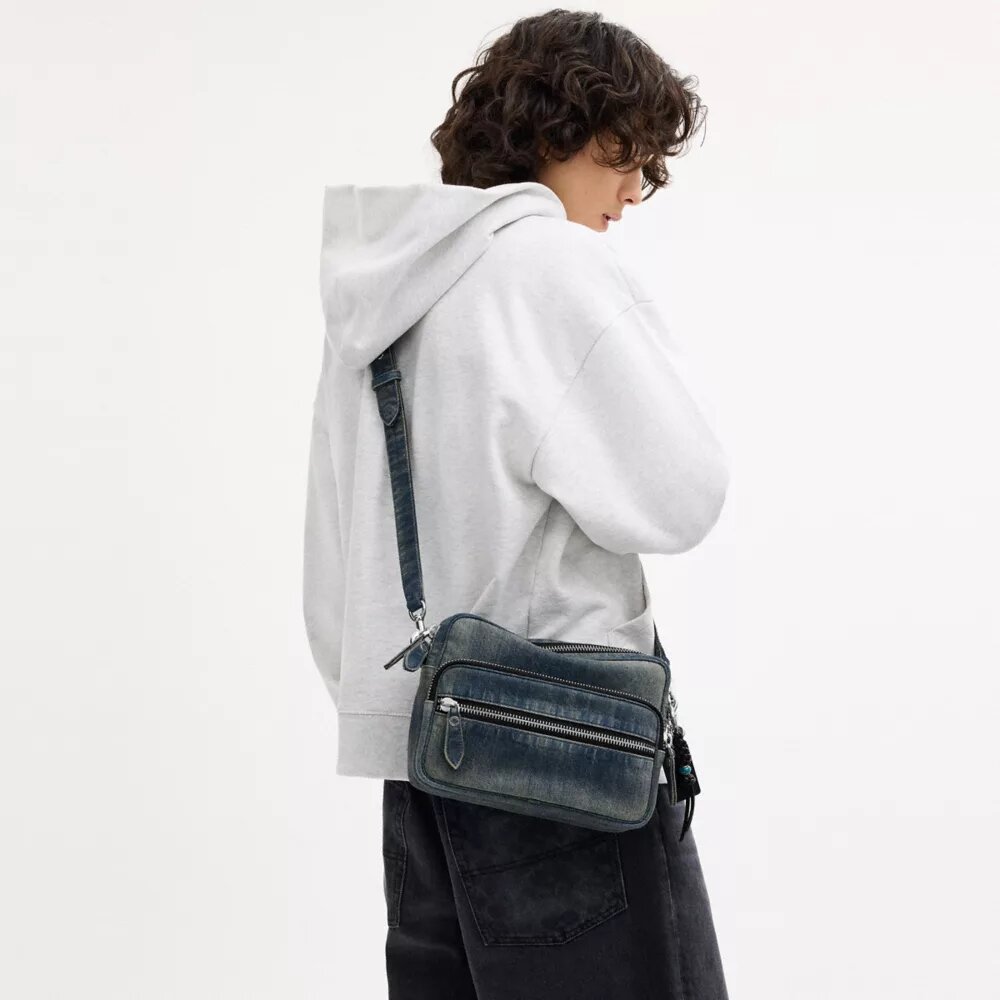 Bolso bandolera Dakota de denim de algodón regenerativo con Charms