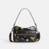Bolso bandolera Dakota del 10.º aniversario de Rexy en piel desgastada con estampado de pegatinas