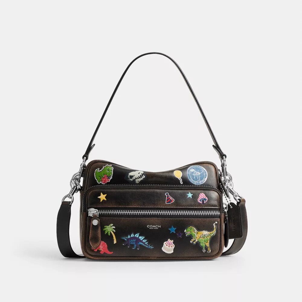 Bolso bandolera Dakota del 10.º aniversario de Rexy en piel desgastada con estampado de pegatinas