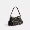 Bolso bandolera Dakota del 10.º aniversario de Rexy en piel desgastada con estampado de pegatinas