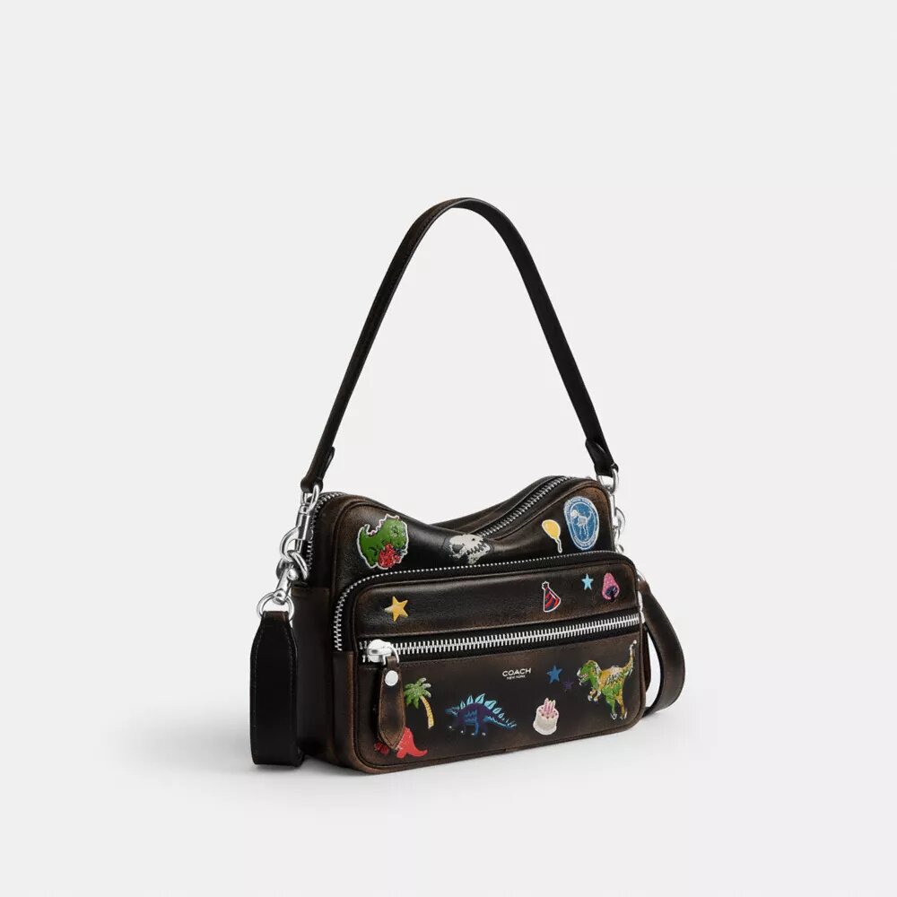 Bolso bandolera Dakota del 10.º aniversario de Rexy en piel desgastada con estampado de pegatinas