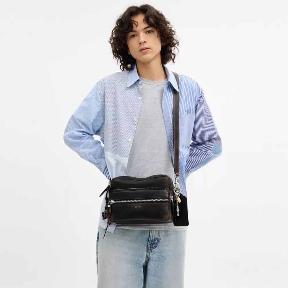 Bolso bandolera Dakota en piel desgastada con Charms
