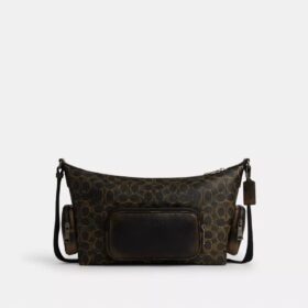 Bolso bandolera Finn con bolsillos en Signature Canvas