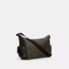 Bolso bandolera Finn con bolsillos en Signature Canvas