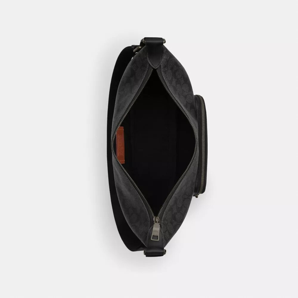 Bolso bandolera Finn con bolsillos en Signature Canvas