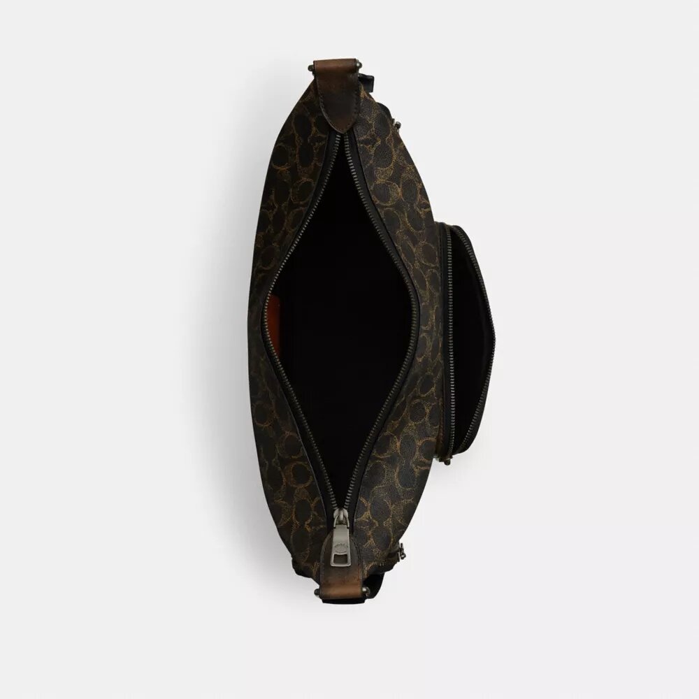 Bolso bandolera Finn con bolsillos en Signature Canvas