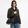 Bolso bandolera Finn con bolsillos en Signature Canvas