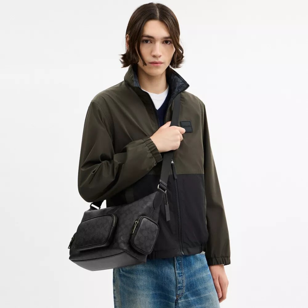 Bolso bandolera Finn con bolsillos en Signature Canvas