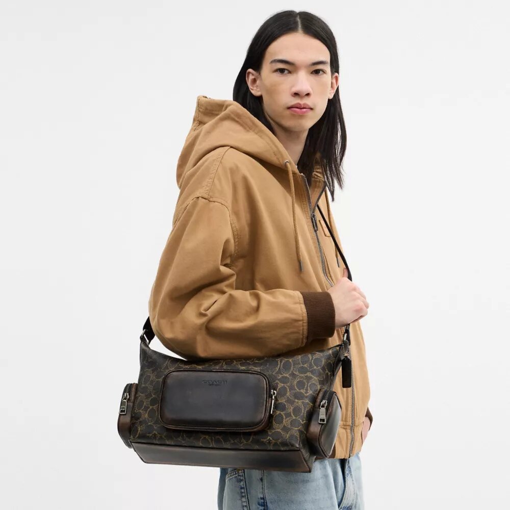 Bolso bandolera Finn con bolsillos en Signature Canvas
