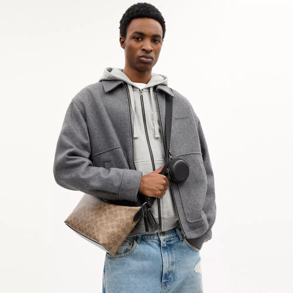 Bolso bandolera Finn pequeño con bolsita en Signature Canvas