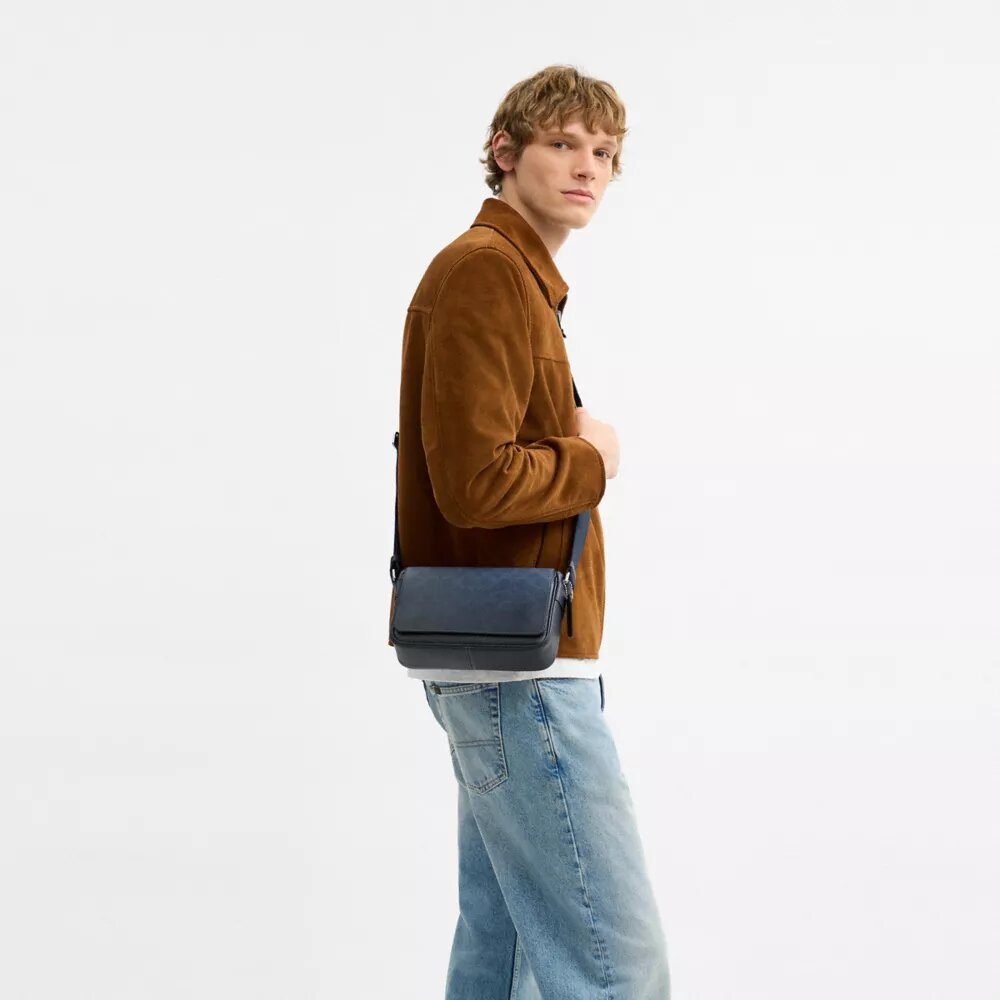 Bolso bandolera Jack con solapa pequeña en Signature Canvas