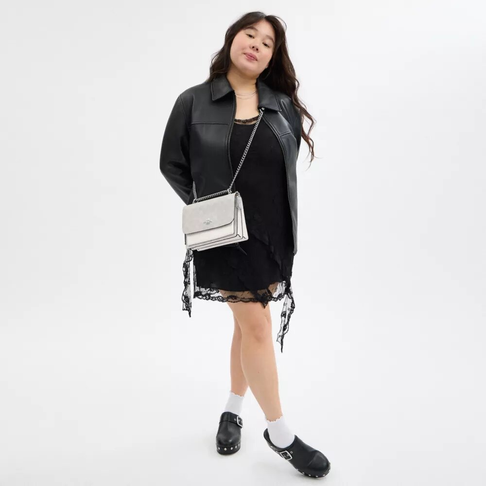 Bolso bandolera Klare en Signature Canvas