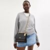 Bolso bandolera Klare en Signature Canvas