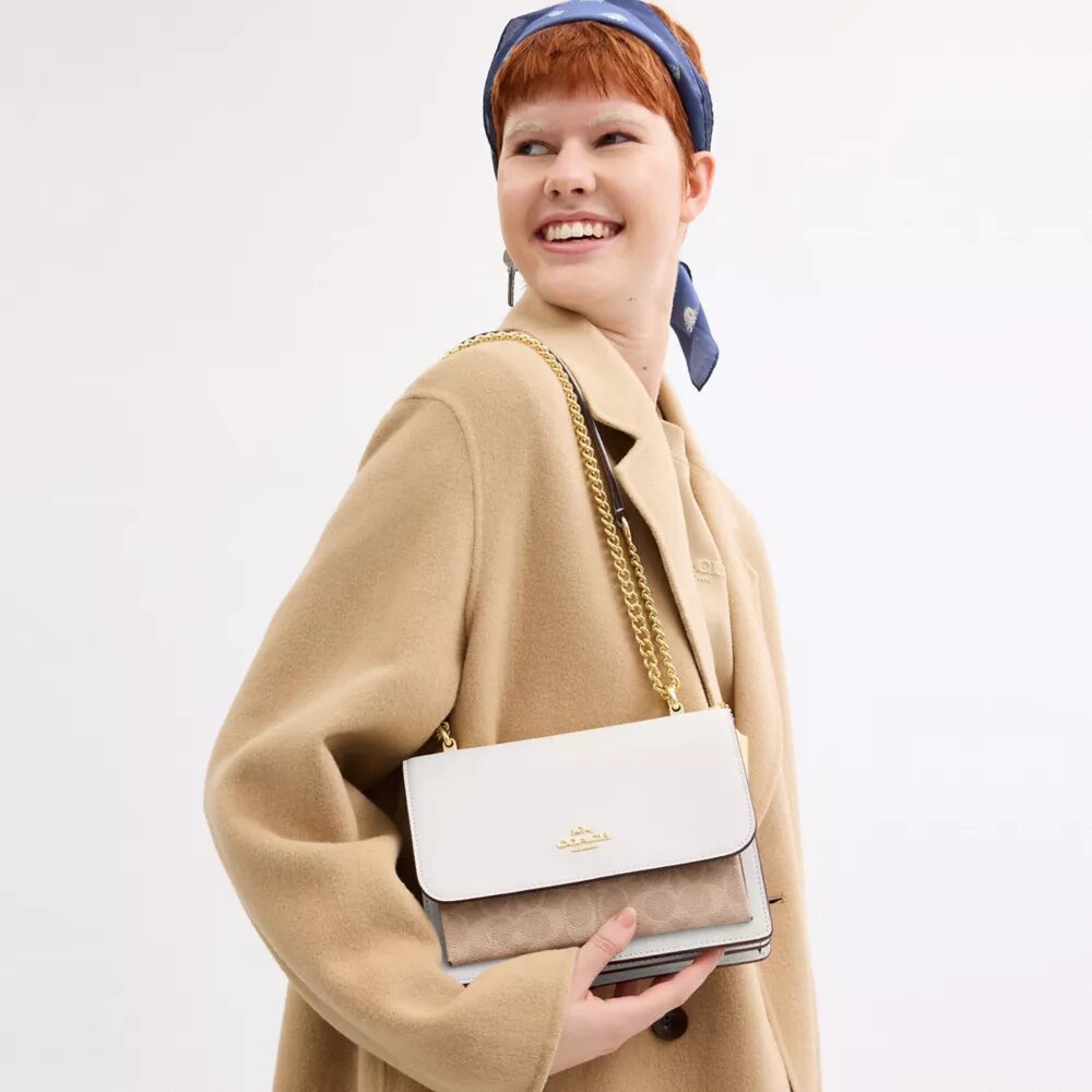 Bolso bandolera Klare en Signature Canvas
