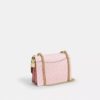 Bolso bandolera Klare en Signature Canvas con Charms