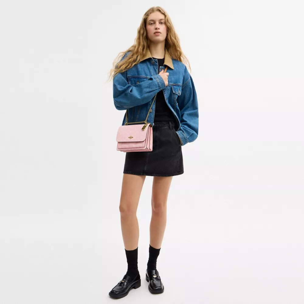 Bolso bandolera Klare en Signature Canvas con Charms