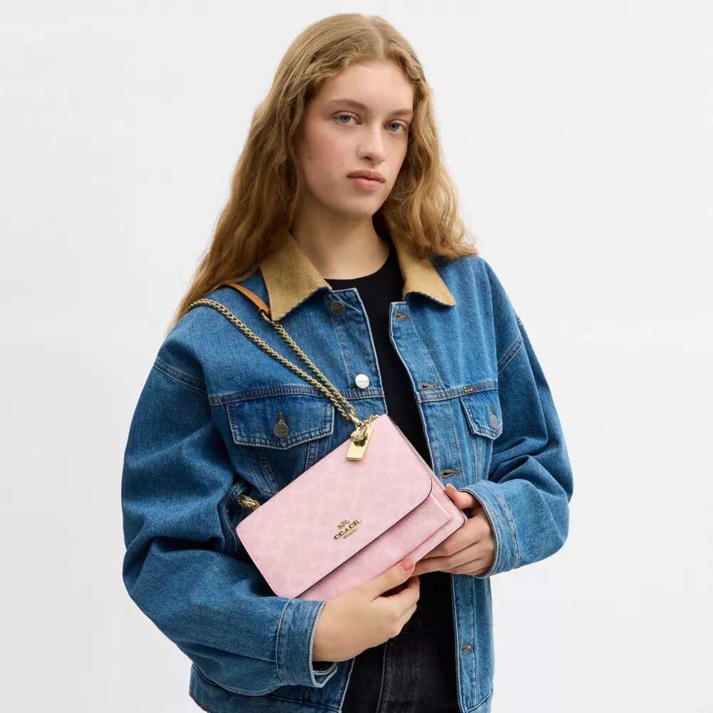 Bolso bandolera Klare en Signature Canvas con Charms