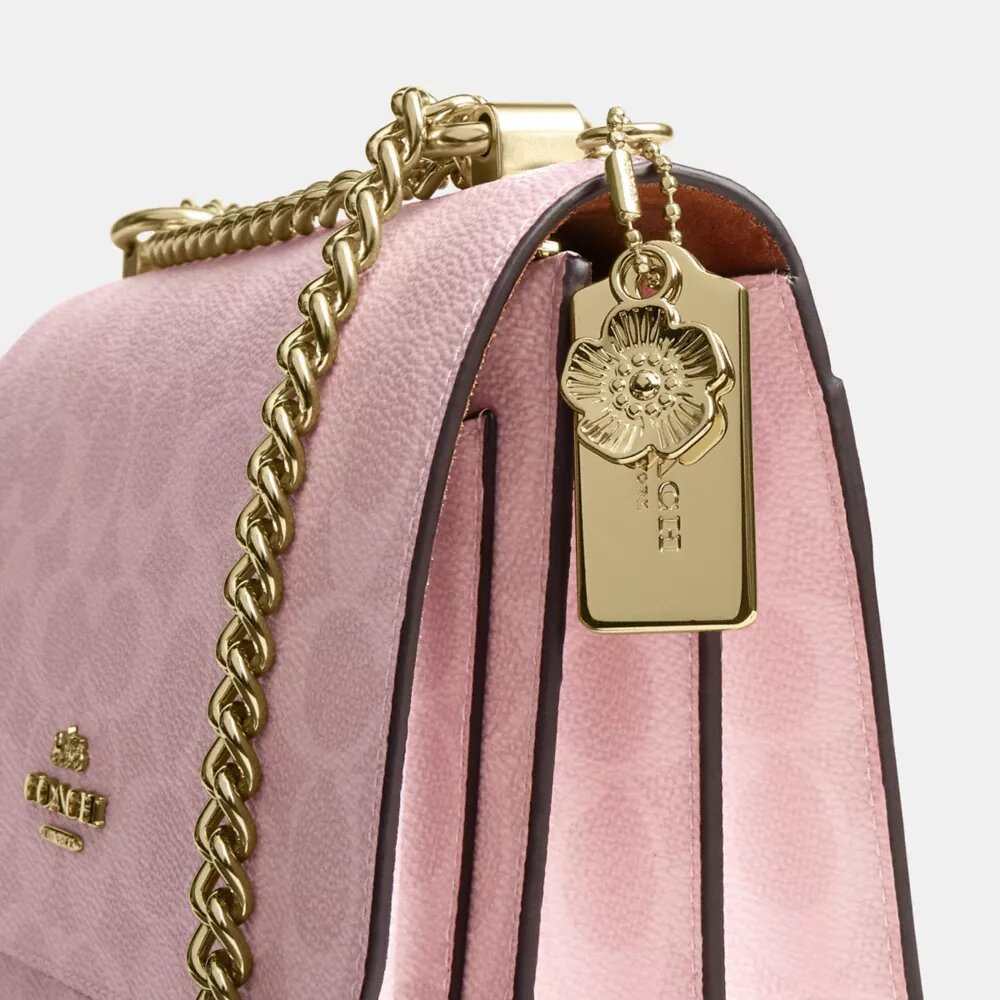 Bolso bandolera Klare en Signature Canvas con Charms
