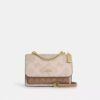 Bolso bandolera Klare en Signature Canvas con diseño en bloques característico