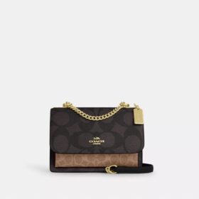 Bolso bandolera Klare en Signature Canvas con diseño en bloques característico