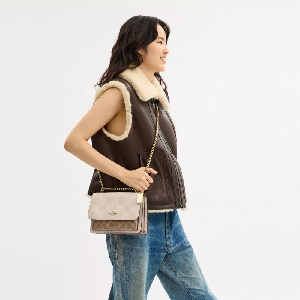 Bolso bandolera Klare en Signature Canvas con diseño en bloques característico