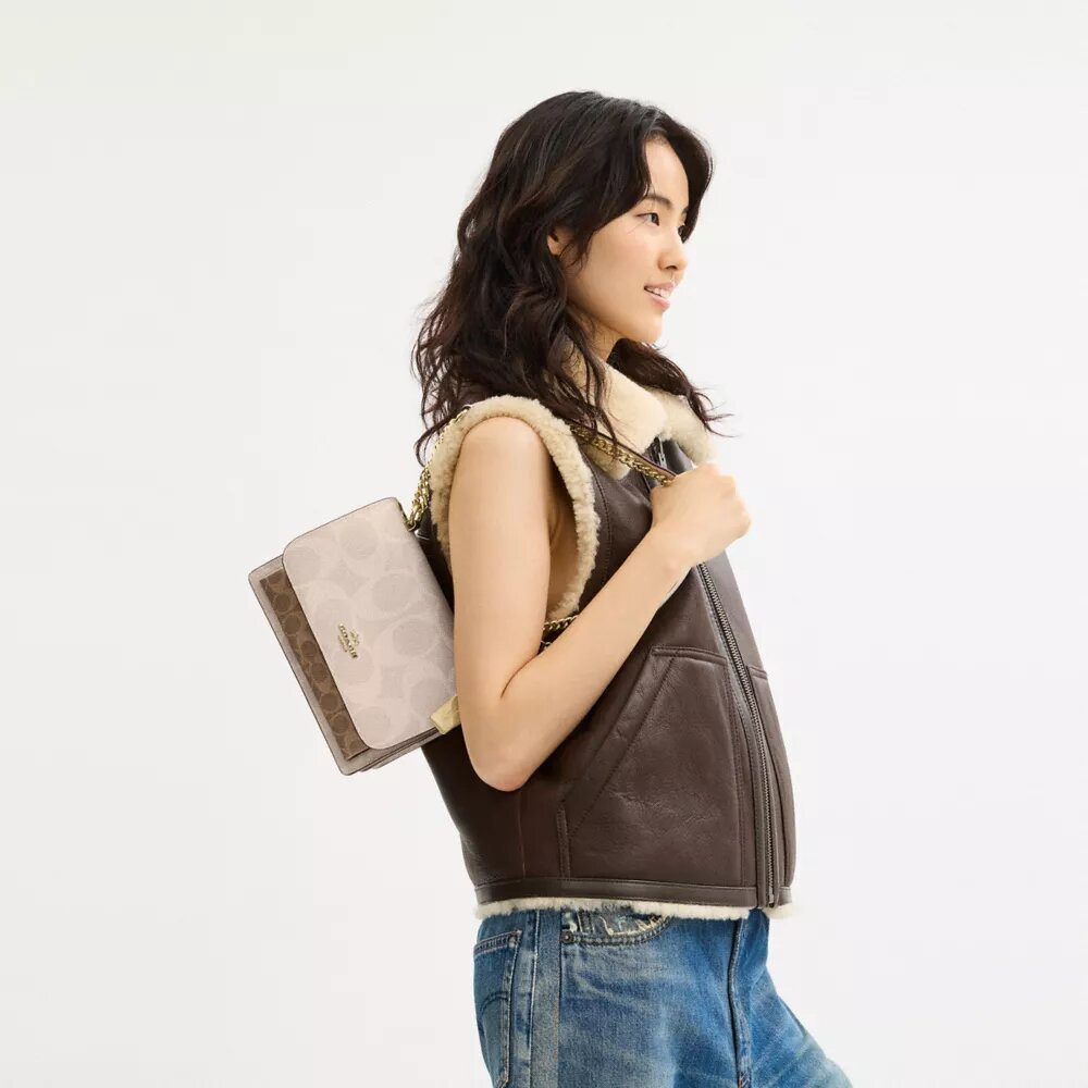 Bolso bandolera Klare en Signature Canvas con diseño en bloques característico