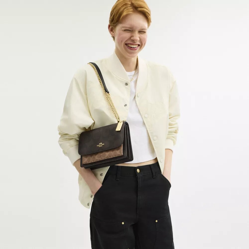 Bolso bandolera Klare en Signature Canvas con diseño en bloques característico