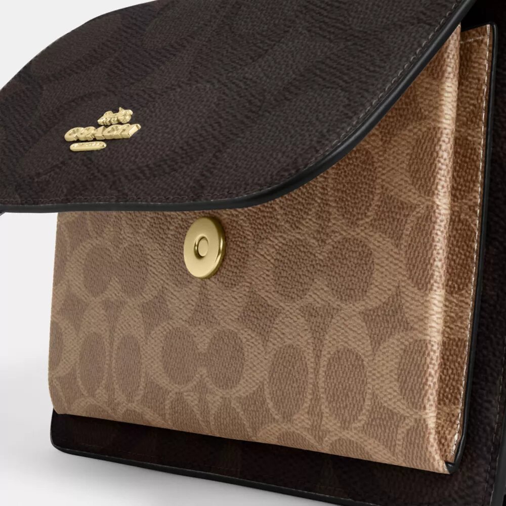 Bolso bandolera Klare en Signature Canvas con diseño en bloques característico