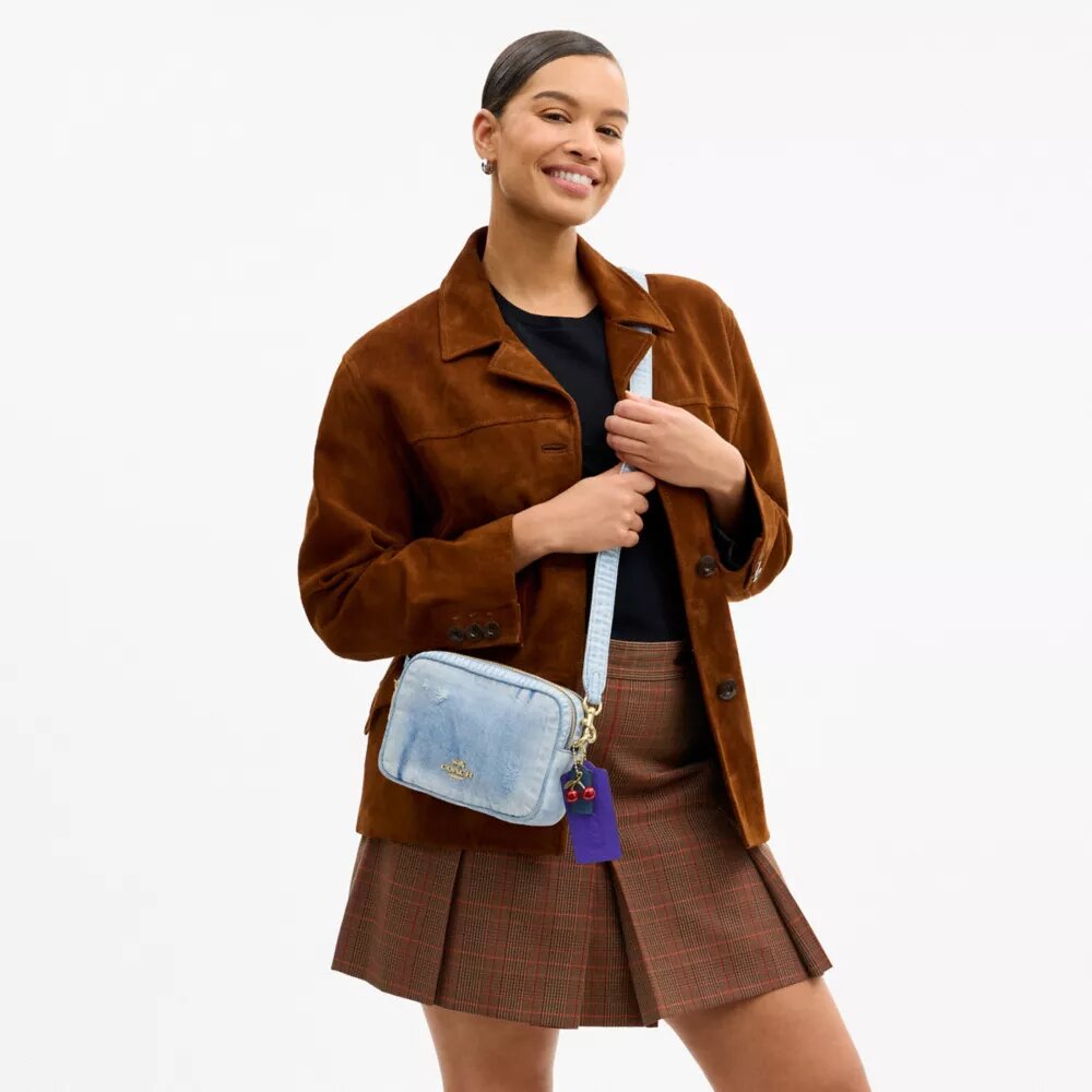 Bolso bandolera Mini Carey en denim desgastado con Charms